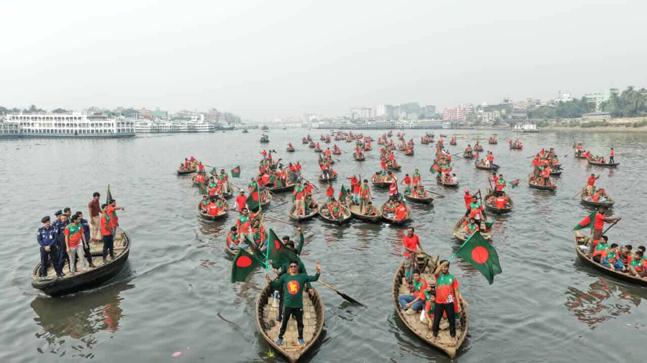 বিজয় দিবসে জবি শিবিরের নৌ-র‍্যালী