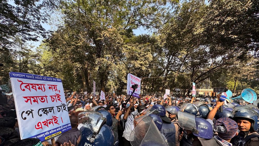 পে-স্কেল বাস্তবায়নের দাবিতে যমুনা ঘেরাও, টিয়ারগ্যাস নিক্ষেপ