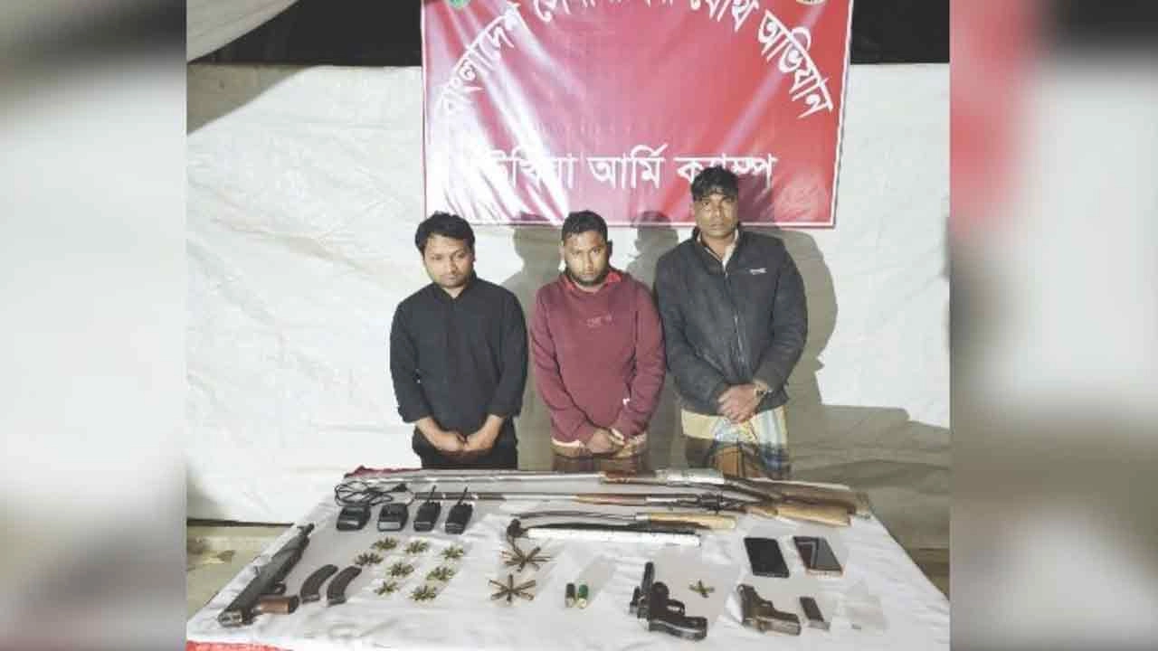 উখিয়ায় রাইফেল ও বিদেশি পিস্তলসহ ৩ সন্ত্রাসী আটক