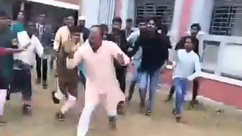 ঈদগাহে চাঁদা উত্তোলনের অভিযোগে যুবদল নেতাকে গণপিটুনি