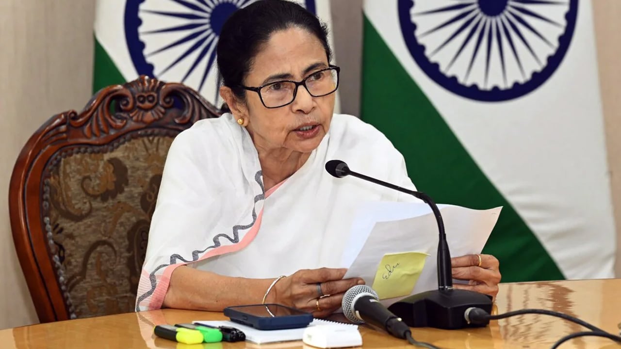 পশ্চিমবঙ্গে তৃণমূলের বিপর্যয়, ভবানীপুরে মমতা পিছিয়ে