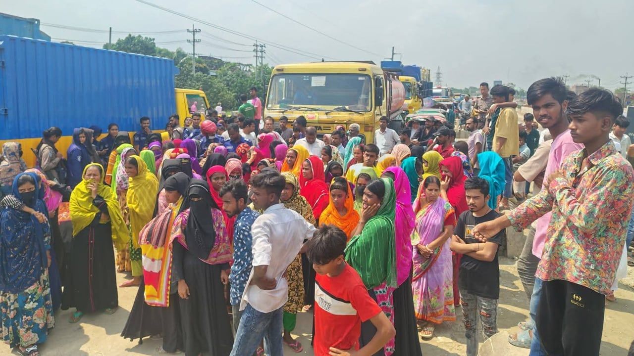 তিন মাসের বেতন না পেয়ে ঢাকা-সিলেট মহাসড়কে শ্রমিকদের বিক্ষোভ