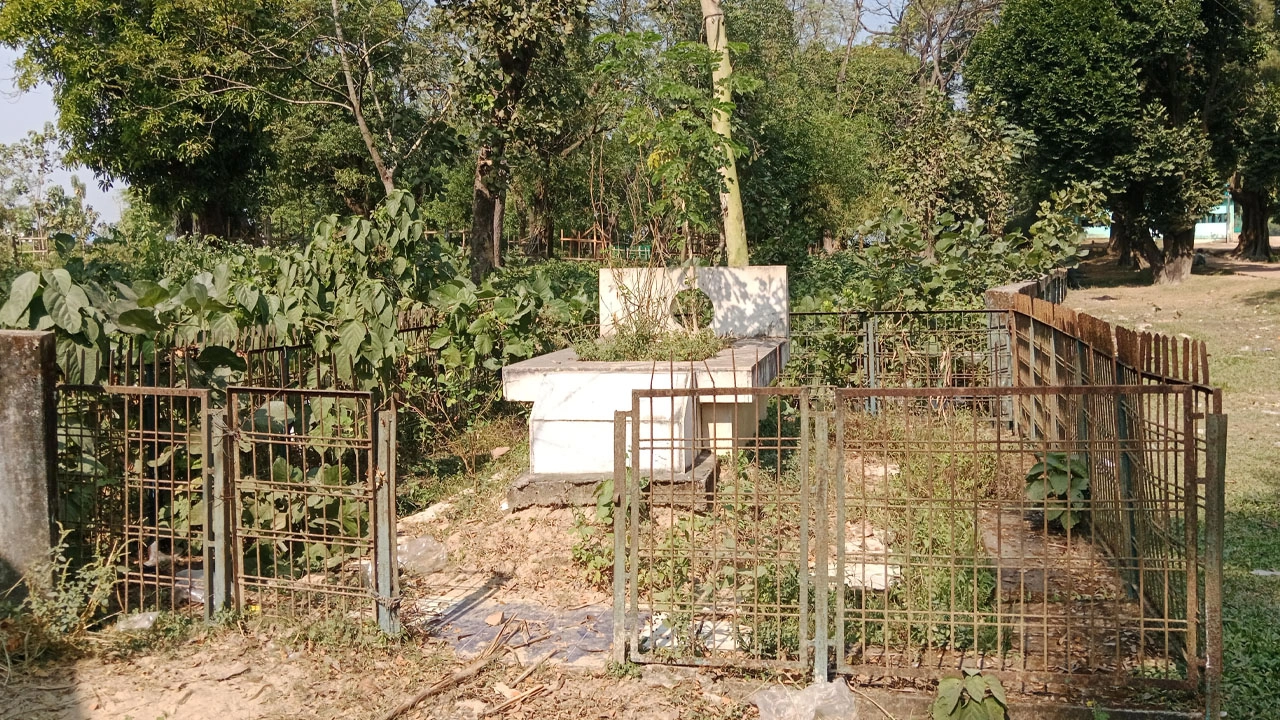 বিজয় দিবসে শহীদ আব্দুল হামিদের কবরে শ্রদ্ধা জানাতে আসেনি কেউ