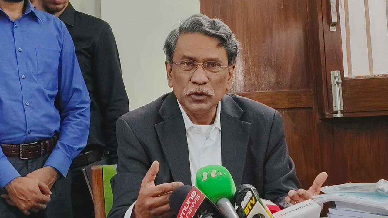 ফ্যাসিবাদী ব্যবস্থায় আর ফিরে না যাওয়ার জন্যই এবারের গণভোট : আলী রীয়াজ