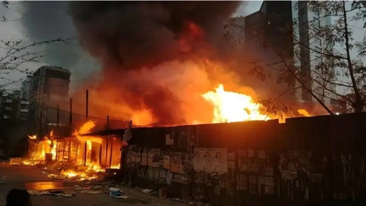 উত্তরায় কাঁচাবাজারে আগুন