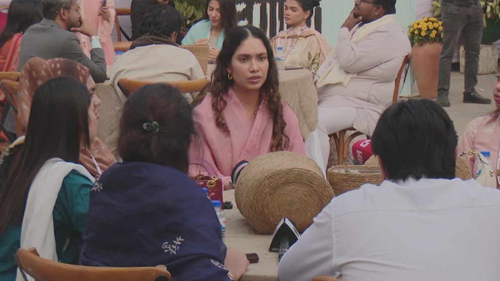 তরুণদের প্রাণবন্ত চায়ের আড্ডায় জায়মা