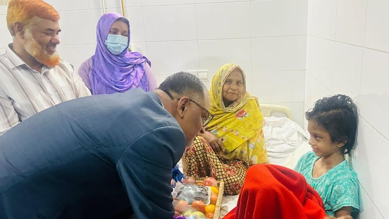 সেই শিশু মোহনাকে দেখতে হাসপাতালে বিমান উপদেষ্টা