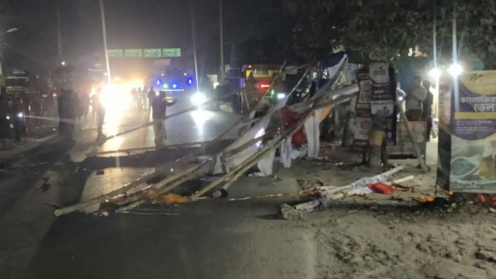 চাঁপাইনবাবগঞ্জে জামায়াত আমিরকে নিয়ে নির্মিত তোরণ অপসারণ করল প্রশাসন