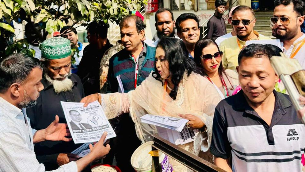 'ঢাকা-১৭' আসনে বিএনপির প্রচারণায় যোগ দিলেন বেবী নাজনীন