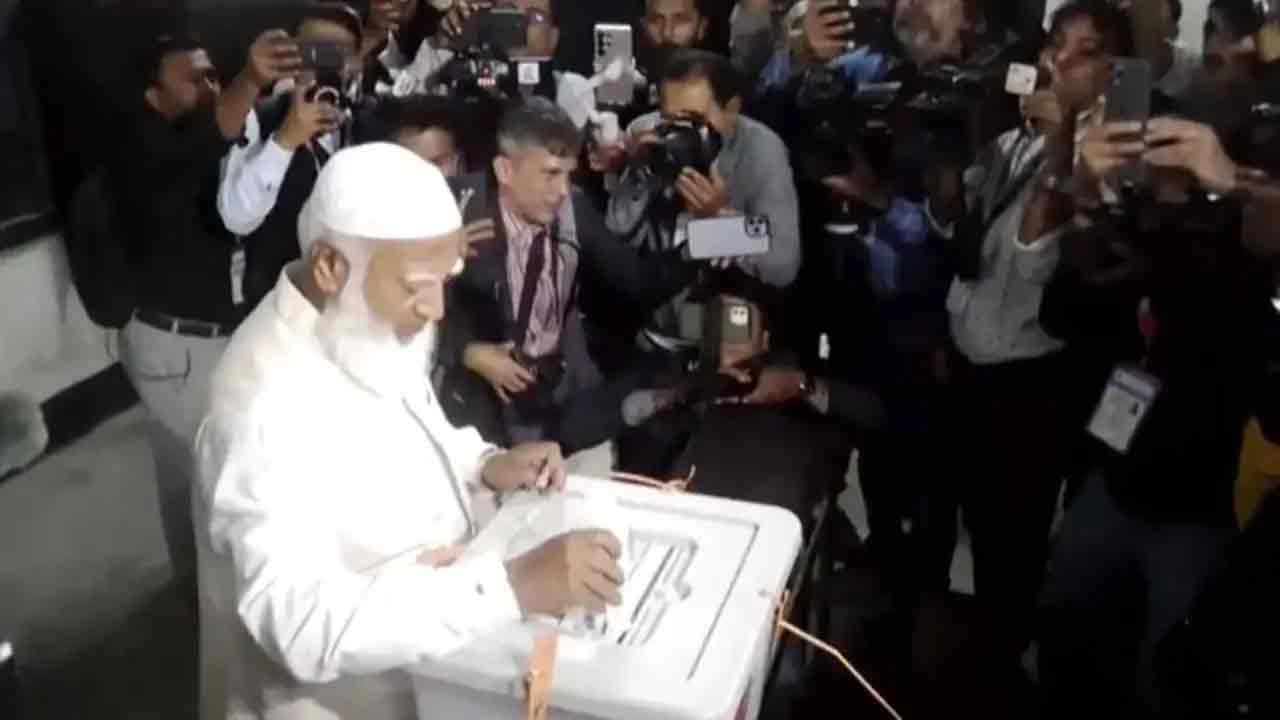 নিজ আসনে ভোট দিলেন জামায়াত আমির