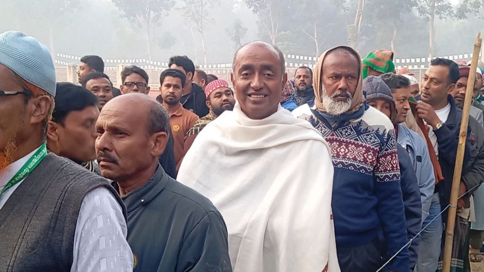 ঝিনাইদহে সাধারণ ভোটারদের লাইনে দাঁড়িয়ে ভোট দিলেন ধানের শীষের প্রার্থী আসাদুজ্জামান