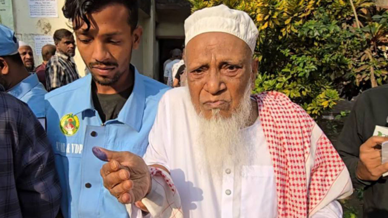 ভোট দিয়ে কাঁদলেন ৮০ বছরের নুরুজ্জামান