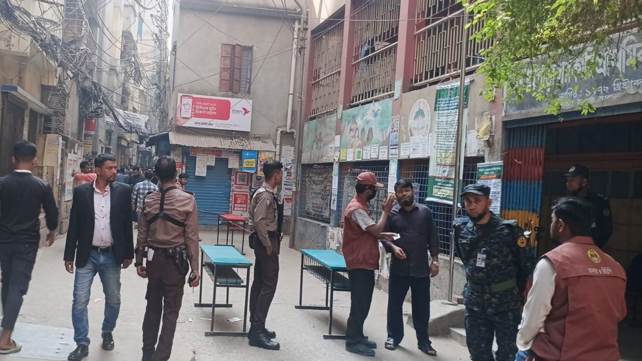 নাখালপাড়া সরকারি প্রাথমিক বিদ্যালয়কেন্দ্রে সাংবাদিক প্রবেশে বাধা