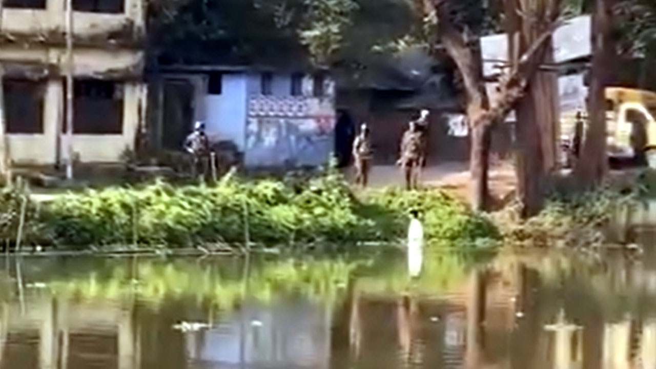 পটিয়ায় ভোটকেন্দ্রে প্রভাব বিস্তারের চেষ্টা, পুকুরে নামিয়ে শাস্তি