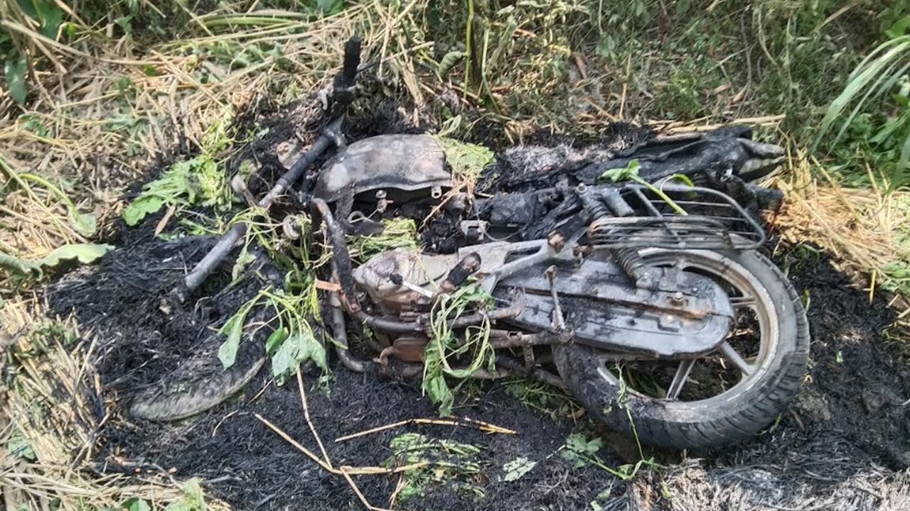 ভোটকেন্দ্রের পাশে মোটরসাইকেলে আগুন