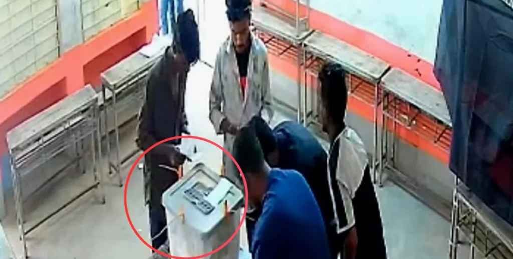 ভালুকার ভোটকেন্দ্রে সিসিটিভিতে ধরা পড়ল অনিয়ম