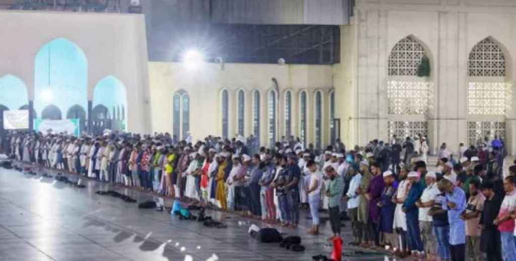 প্রথম তারাবির নামাজে বায়তুল মোকাররমে মুসল্লিদের ঢল