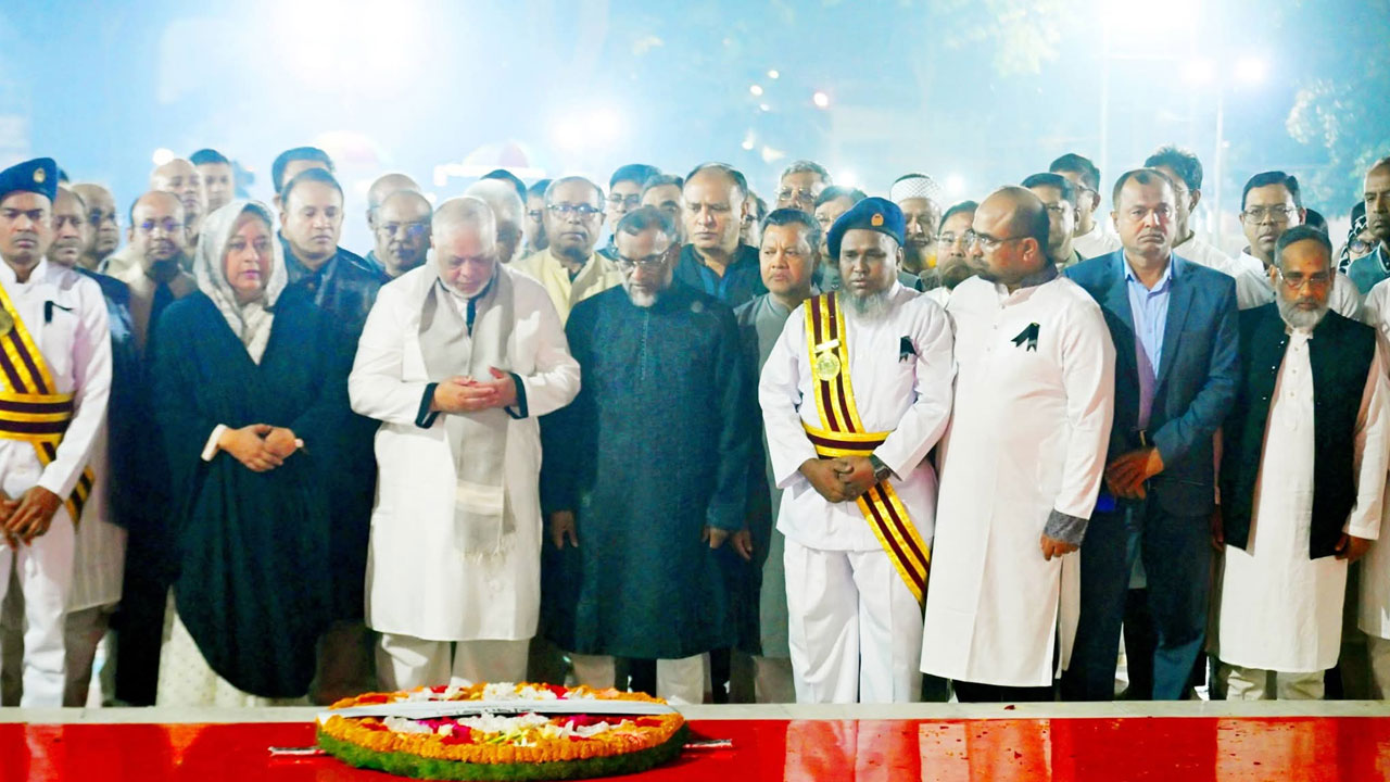 ভাষা শহীদদের প্রতি প্রধান বিচারপতির শ্রদ্ধা নিবেদন