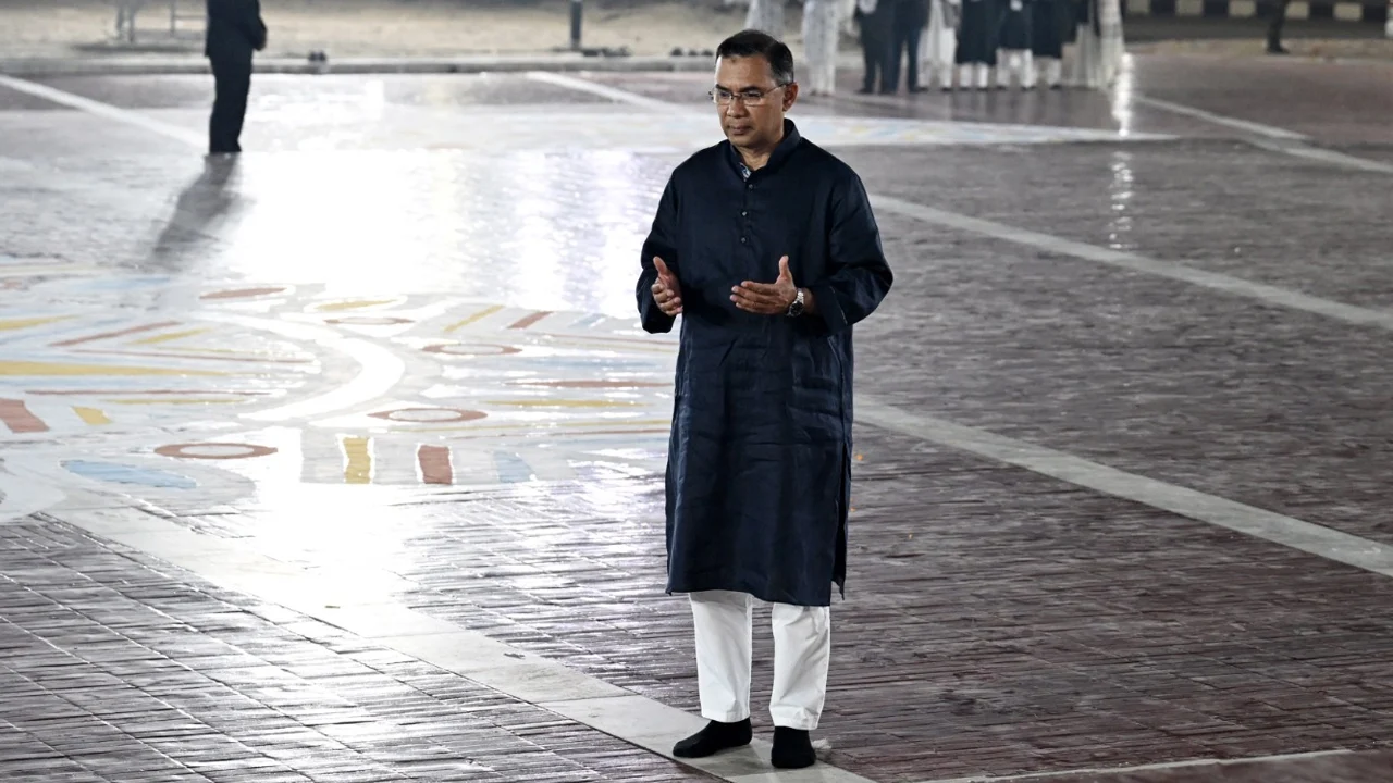 প্রথমবারের মতো কোনো সরকারপ্রধান পুষ্পস্তবক অর্পণ শেষে দোয়া করলেন