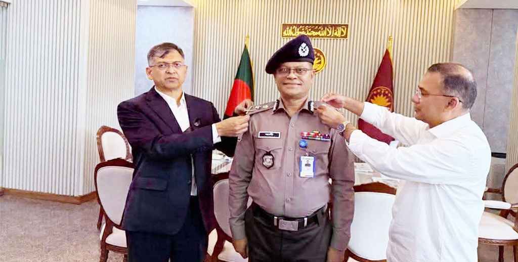 নতুন আইজিপিকে র‍্যাংক ব্যাজ পরিয়ে দিলেন প্রধানমন্ত্রী