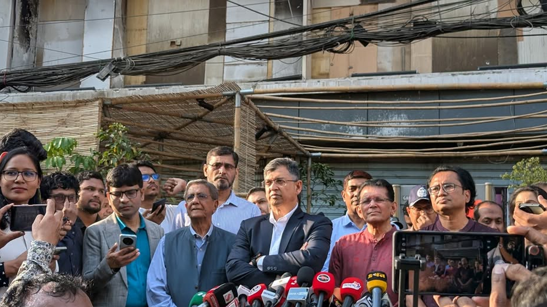 প্রথম আলো ও ডেইলি স্টারের ওপর হামলায় দেশের ভাবমূর্তি ক্ষুণ্ন হয়েছে: স্বরাষ্ট্রমন্ত্রী