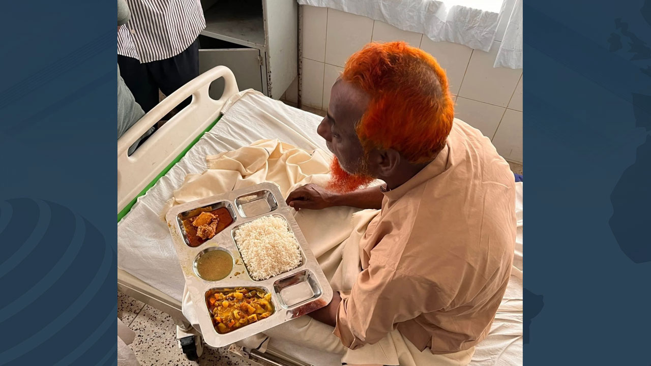 সরকারি হাসপাতালে ভর্তি হয়ে সাধারণ রোগীদের খাবার খেলেন এমপি