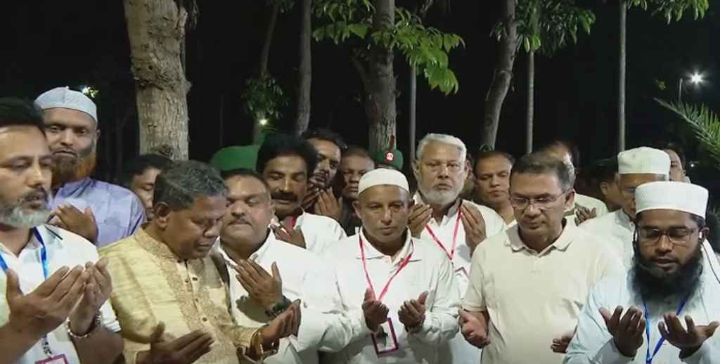 নানা-নানী ও খালার কবর জিয়ারত করলেন প্রধানমন্ত্রী