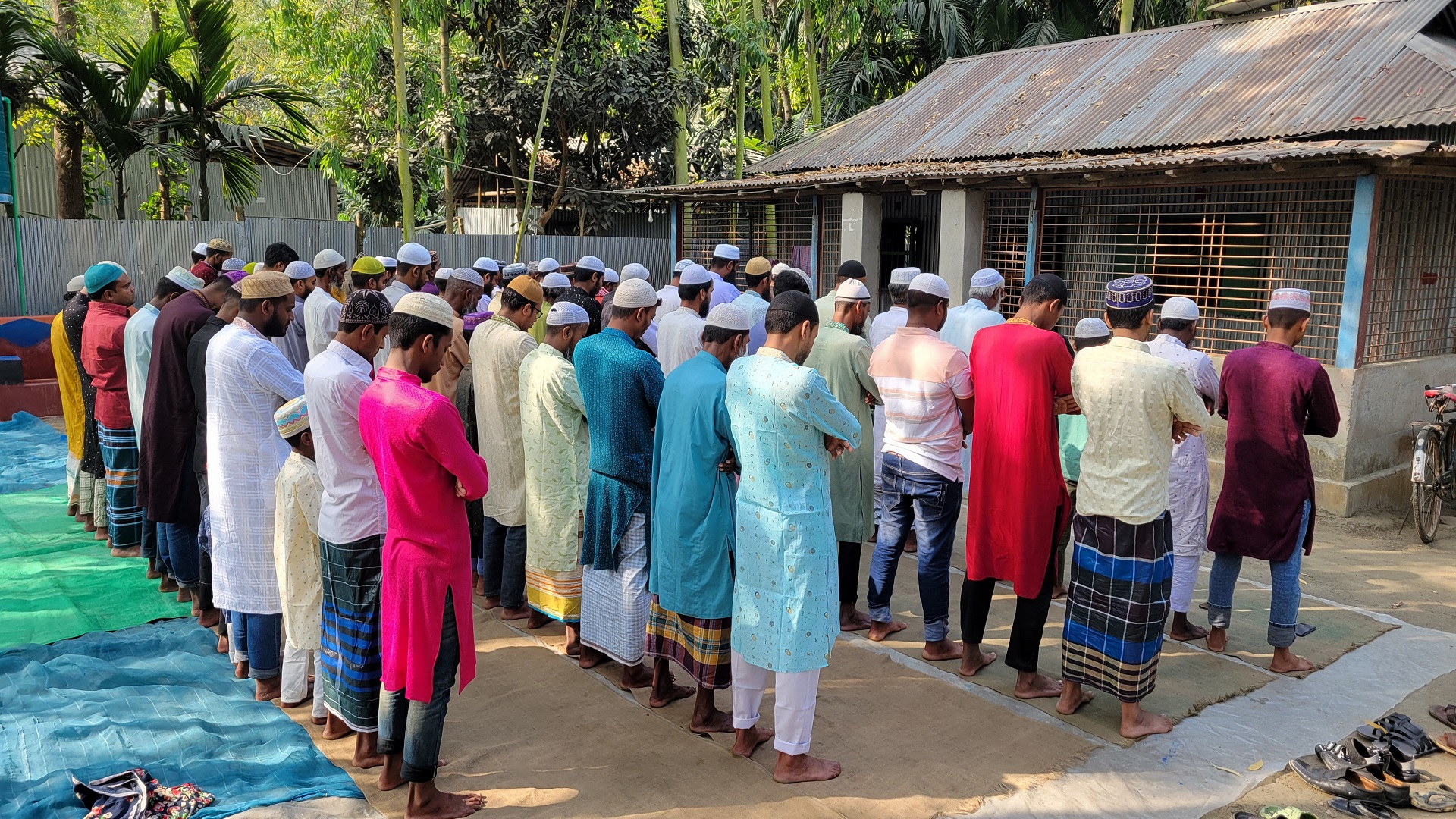 মধ্যপ্রাচ্যের সঙ্গে মিল রেখে দেশের বিভিন্ন জেলায় ঈদ উদযাপন