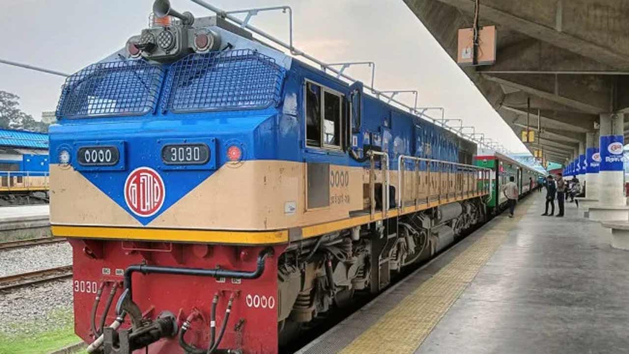 ট্রেনের টিকিট কালোবাজারি : দুই স্টুয়ার্ডকে বরখাস্ত ও জরিমানা