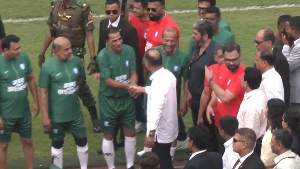 প্রীতি ফুটবল ম্যাচ দেখতে কন্যা জাইমাকে নিয়ে স্টেডিয়ামে প্রধানমন্ত্রী